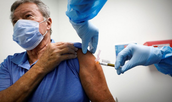 افراد بالای ۷۰ سال دوز چهارم واکسن را تزریق کنند