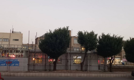 سازۀ فلزی ابتدای بلوار جمهوری به نارونها آسیب نزده است
