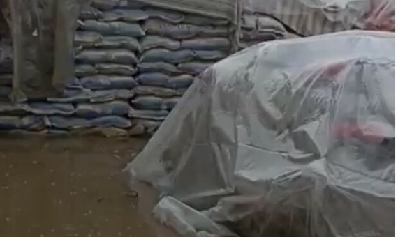 محمولۀ بزرگ برنج در گمرک زاهدان دچار آبگرفتگی شد