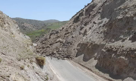ریزش کوه مسیر دسترسی به ۲ روستای رفسنجان و زرند را مسدود کرد