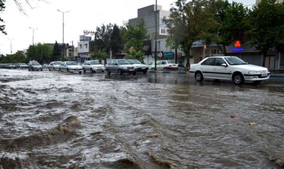 تعطیلی ادارات رفسنجان به‌دلیل جاری شدن سیلاب در معابر