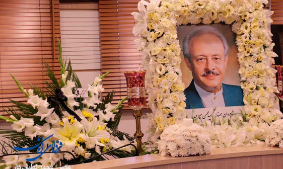 همهجای دانشگاه محسن میرحیدر ایستاده است