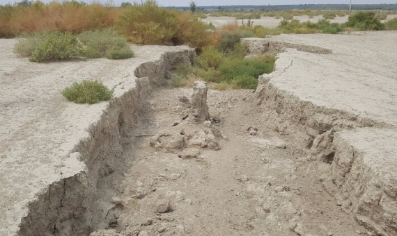 شکاف فرونشست در ۳۰۰ متری خانههای دوساری