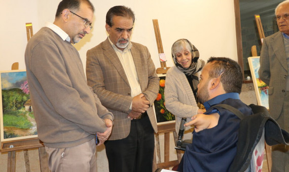نمایشگاه نقاشی هنرمند معلول در کرمان افتتاح شد