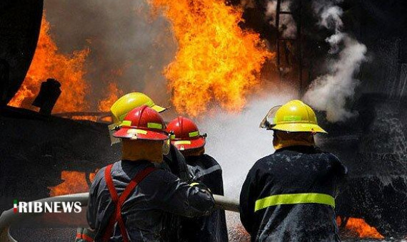 انبار ضایعات مدیران‌خودرو بم در آتش سوخت