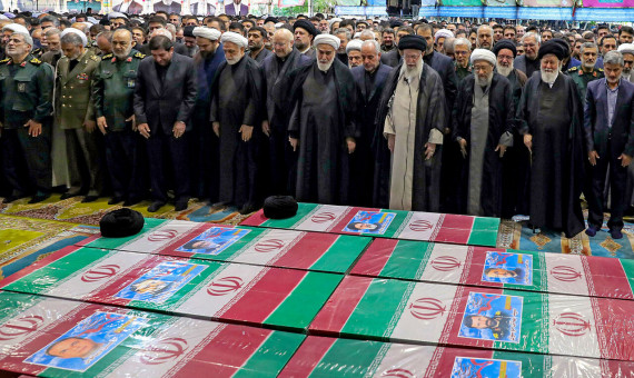 رهبر انقلاب بر پیکر رئیسجمهور شهید نماز اقامه کردند