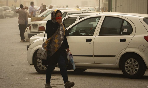 باد و خاک هوای برخی مناطق کرمان را غبارآلود می‌کند