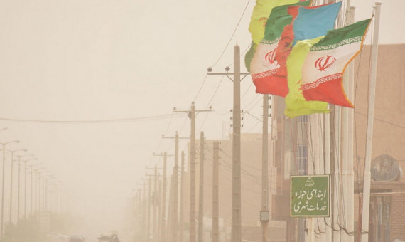باد و خاک آسمان برخی مناطق کرمان را در برمیگیرد