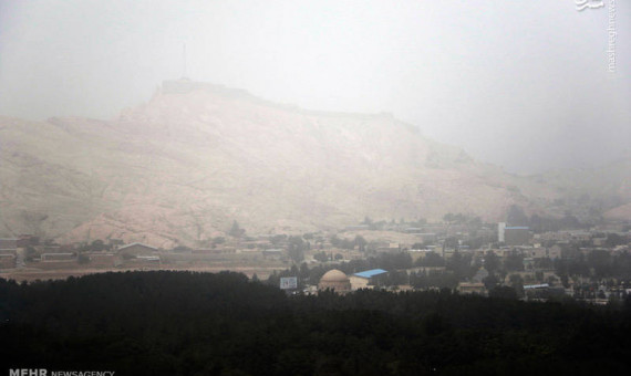 باد و خاک آسمان برخی مناطق کرمان را فرا میگیرد