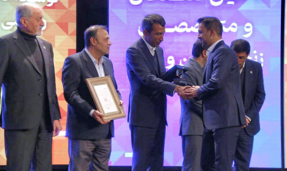 شرکت توسعه آهنوفولاد گلگهر تندیس جایزه ملی فولاد ایران را دریافت کرد
