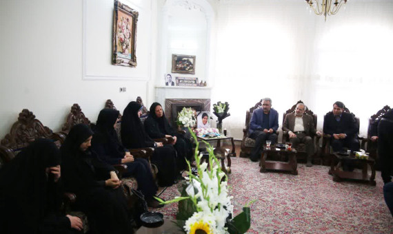 دختر رئیسجمهور در منزل خانوادۀ جانباختگان حضور یافت