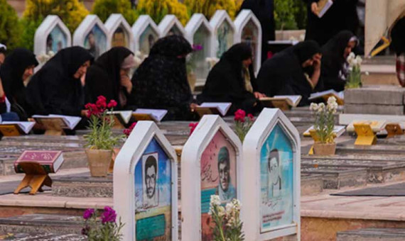 محفل جزءخوانی قرآن کریم در گلزار شهدای کرمان برگزار می‌شود
