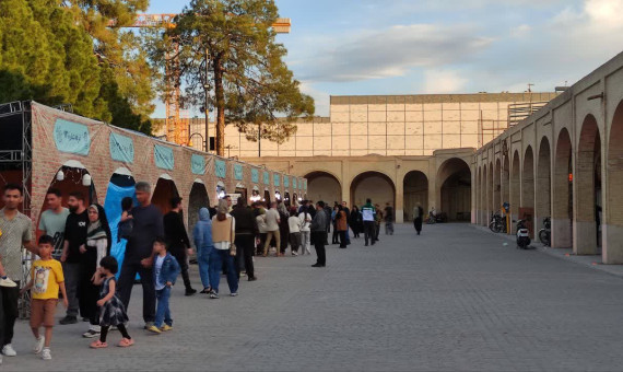  انتقاد از فعالیت گستردۀ متکدیان در بازار تاریخی کرمان در ایام نوروز