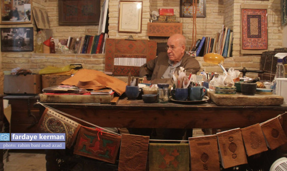 چراغ روشنِ حجرۀ «کهنهکتاب» در بازار کرمان