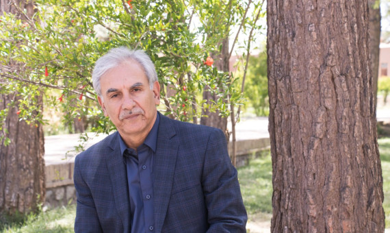 علیرضا هاشمینژاد از انجمن خوشنویسان ایران نشان افتخار گرفت