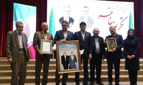 تجلیل از دو استاد و چهره اثرگذار علمی در دانشگاه شهید باهنر