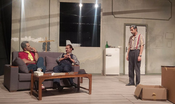 محور اصلی نمایش «توافق‌نامه» انسان و تنهایی اوست