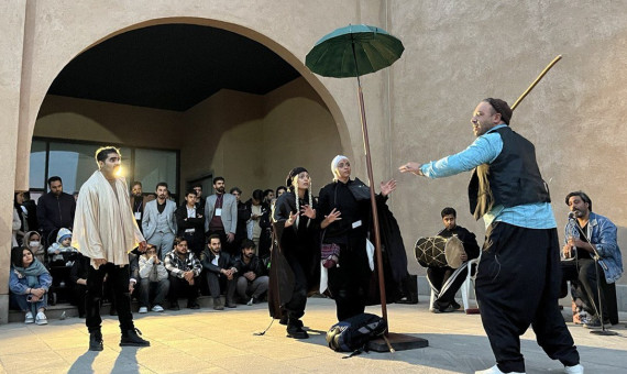 نمایش کاکاجان ارجاعات اسطوره‌ای زیادی دارد 