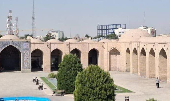 ابهام در تخلف احداث بنای ۶ طبقه در حریم بازار! 