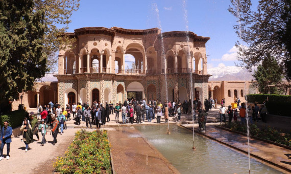 کرمان گنجی در آستین دارد