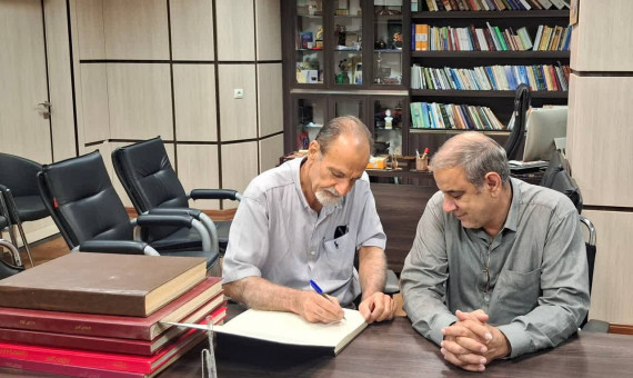 آرشیو هفته‌نامه «فردوس کویر» به دانشگاه باهنر اهدا شد