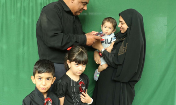 اهدای اسباب‌بازی به کودکان عزادار امام حسین (ع) در شهداد