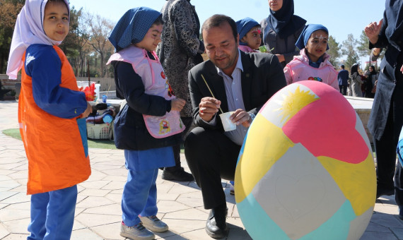 جشنواره تخم‌مرغ‌ رنگی، سهم کودکان در زیباسازی شهری است