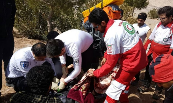 دختر سقوط کرده از کوه‌های کرمان نجات پیدا کرد