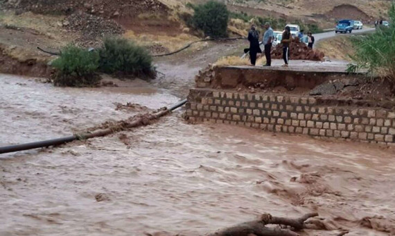 طغیان رودخانه راه مناطق عشایرنشین ریگان را بست