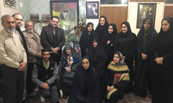 دیدار جمعی از جوانان کرمانی با مادر شهیدان سیف‌الدینی 