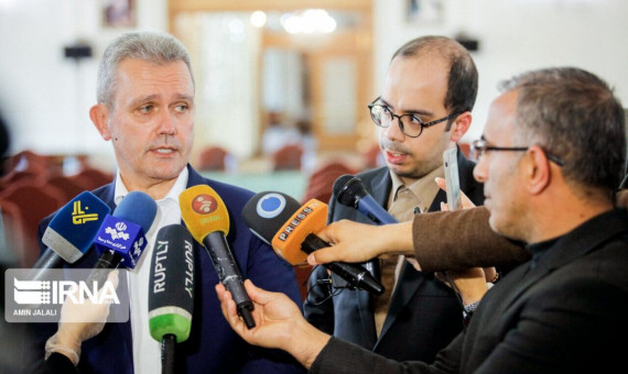 جان‌فشانی کادر درمانی در ایران قابل تحسین است