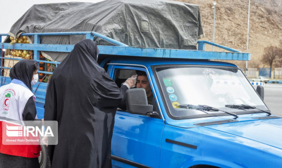 انجام تست حرارت‌سنجی مسافران در ورودی‌ ایرانشهر به کرمان