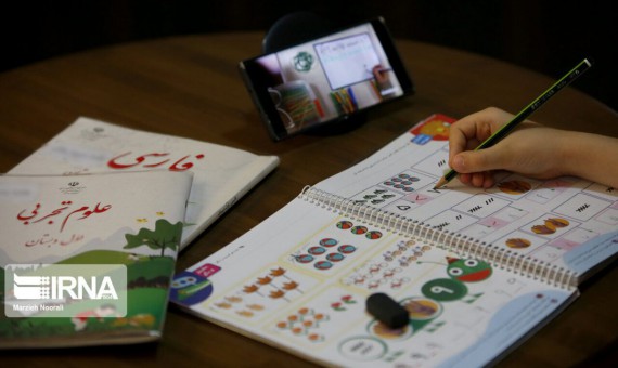 یک معلم در «کشکوئیه» برای دانش‌آموزانش موبایل خرید