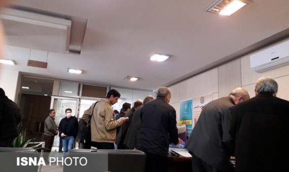 ازدحام مراجعان در ادارات بیش از حد است!